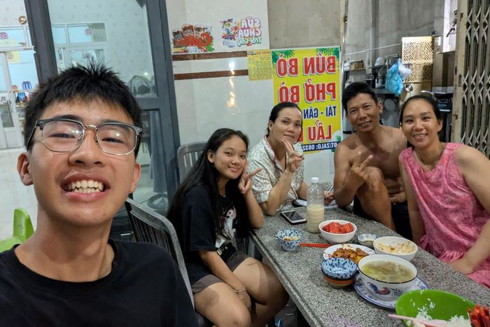  Tôi cảm thấy biết ơn vì được nhiều người giúp đỡ trên hành trình này. 
