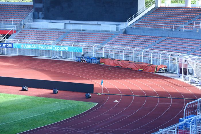 Sân Kuala Lumpur không có hệ thống ghế ngồi dựa lưng, trừ một số vị trí khán đài VIP.