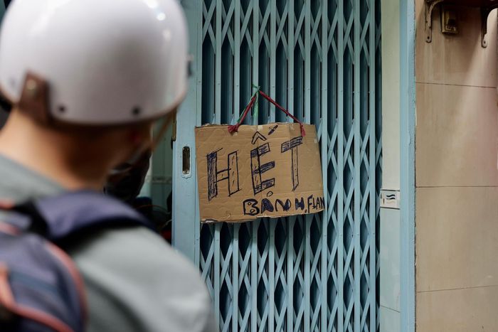 Khách kéo đến quá đông nên dù đã dậy từ rạng sáng để làm bánh, hai vợ chồng ông Huynh vẫn không kịp trở tay.