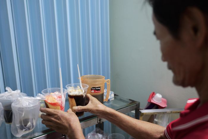  Ông Huynh chuẩn bị ly bánh flan "ăn liền" dành cho khách.