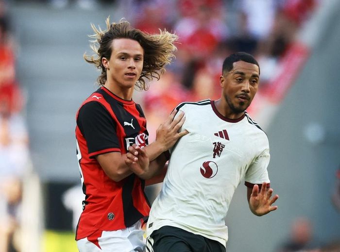 Youri Tielemans giúp MU cải thiện khả năng kiểm soát bóng, nhưng tuyến giữa vẫn thiếu một cầu thủ đủ cơ động để che chắn khoảng trống.