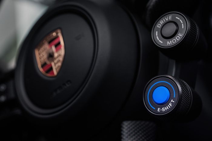  Ở phiên bản đời 2027, Porsche Taycan được bổ sung tùy chọn hộp số ảo mô phỏng quá trình sang số bằng những cú giật rõ rệt, với chi phí khoảng 1.000 Euro. 