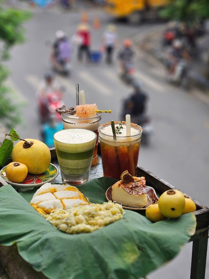 Bên cạnh màu xanh của cốm hay xôi cốm, quả thị xuất hiện nhiều hơn trong những tấm ảnh mùa thu năm nay. Ảnh: Sơn Harry, Trương Thanh Hà.