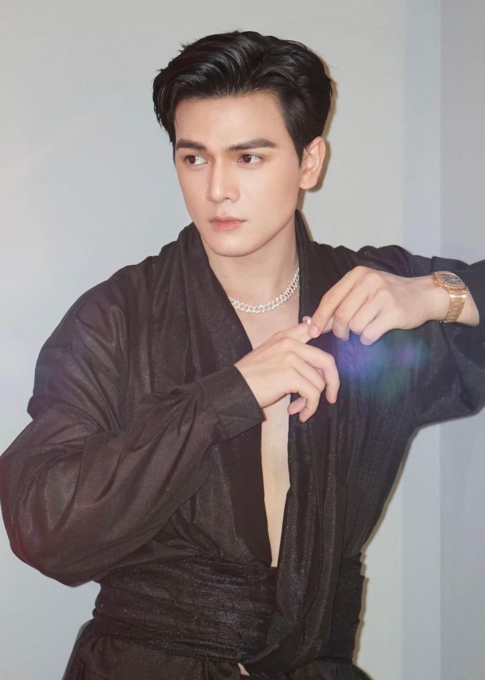 Về đời tư, nam diễn viên khá kín tiếng, chưa từng công khai chuyện hẹn hò. Vì thường xuyên bắt tay với Ninh Dương Lan Ngọc trong các dự án phim lẫn gameshow, cả hai từng vướng tin đồn hẹn hò. Song, Xuân Tiền khẳng định anh và Lan Ngọc chỉ là đồng nghiệp thân thiết, giữ mối quan hệ bạn bè.