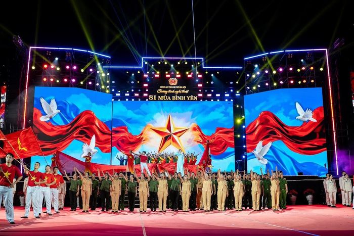  Nội dung chương trình được lồng ghép những câu chuyện, nhân vật, chuyên án, mô hình tiêu biểu và hình ảnh đẹp của lực lượng Công an Thủ đô, góp phần khẳng định vai trò nòng cốt của lực lượng Công an trong bảo vệ an ninh quốc gia, bảo đảm trật tự, an toàn xã hội và phục vụ Nhân dân. 