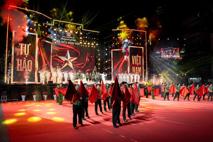  Lấy "Dòng chảy bình yên" làm hình tượng nghệ thuật xuyên suốt, hoạt động nghệ thuật kết nối chiều sâu hơn 1.000 năm lịch sử Thăng Long - Hà Nội với hành trình 81 năm của lực lượng Công an nhân dân, qua đó khắc họa bình yên hôm nay như một dòng chảy được bồi đắp từ truyền thống, trách nhiệm, sự cống hiến và những hy sinh thầm lặng của nhiều thế hệ. 
