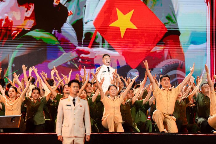  Toàn bộ chương trình được cấu trúc thành 3 chương: "Dòng chảy bình yên", "Giữ bình yên Thủ đô" và "Bình yên trong kỷ nguyên mới", tạo nên hành trình từ chiều sâu lịch sử, văn hiến của Thăng Long - Hà Nội và mùa Thu Cách mạng năm 1945 đến những cuộc đấu trí, những trận tuyến không tiếng súng của lực lượng Công an trước các loại tội phạm ngày càng tinh vi. 