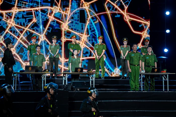  Qua các vở chính kịch "Đấu trí" và "Lằn ranh công lý", hình ảnh người chiến sĩ được khắc họa qua những thử thách về nghiệp vụ, bản lĩnh, trách nhiệm và thượng tôn pháp luật; trong khi đó, chương cuối là điểm lắng với câu chuyện về sự hy sinh khi làm nhiệm vụ phòng cháy, chữa cháy, đồng thời làm nổi bật hình ảnh Công an Thủ đô tiên phong chuyển đổi số, ứng dụng khoa học - công nghệ, cải cách hành chính và đồng hành cùng sự phát triển của Thành phố. 