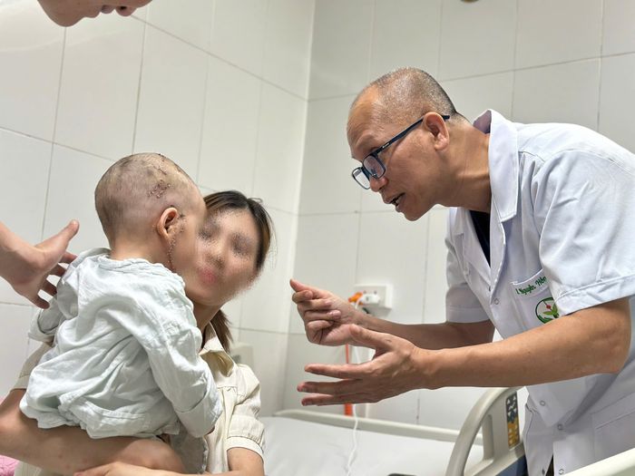  PGS.TS Nguyễn Hồng Hà, Trưởng khoa Phẫu thuật Hàm mặt - Tạo hình và Thẩm mỹ thăm khám bệnh nhi. 