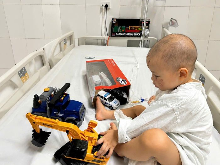  Bệnh nhi dần phục hồi sau tai nạn kinh hoàng. 