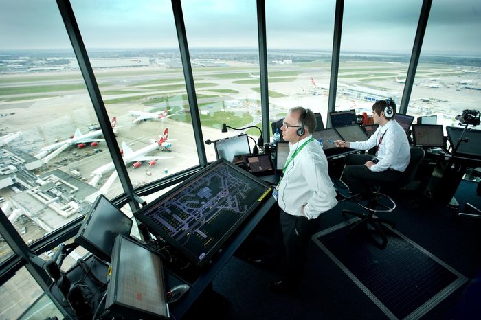  Các nhân viên kiểm soát không lưu làm việc trong tháp điều khiển tại sân bay Heathrow, London, Anh. Ảnh: NATS