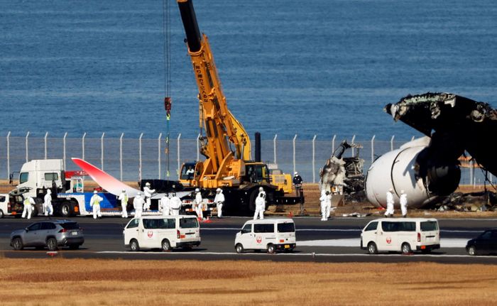  Hiện trường vụ tai nạn máy bay A350 của Japan Airlines trên đường băng Haneda năm 2024. Ảnh: Reuters 