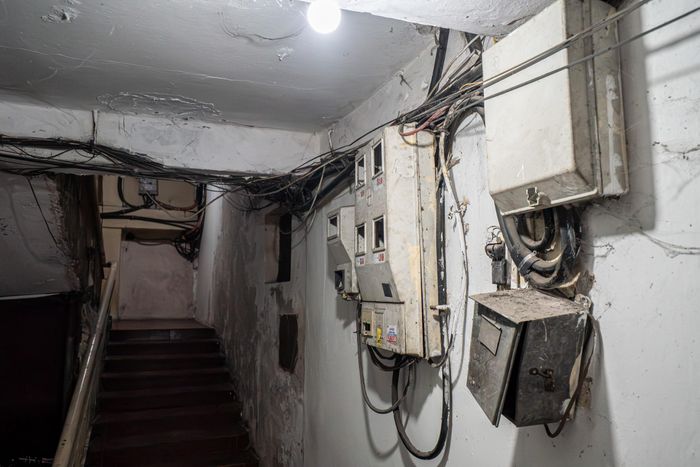 Sau nhiều năm sử dụng và cơi nới, hệ thống điện, cấp thoát nước cùng hạ tầng kỹ thuật tại chung cư 23 Hàng Tre đã xuống cấp, thiếu đồng bộ. Dây điện, dây cáp chằng chịt, đấu nối tự phát.