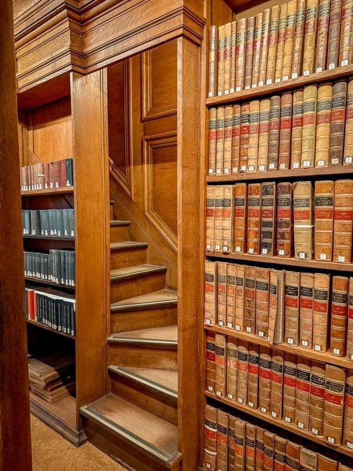 Ngày nay, Duke Humfrey vẫn được sử dụng để sinh viên và các thành viên học tập, đọc sách hoặc nghiên cứu. Đáng chú ý, Thư viện Bodleian - thư viện "mẹ" của Duke Humfrey - hiện sở hữu hơn 13 triệu cuốn sách cùng số lượng lớn các ấn phẩm. Để sử dụng sách tại đây, độc giả phải thực hiện Lời tuyên thệ Bodleian trong một nghi lễ trang trọng. Các quy định nghiêm ngặt này nhằm bảo vệ những tài liệu và hiện vật có giá trị lịch sử của thư viện. Ảnh: Third Eye Traveller.