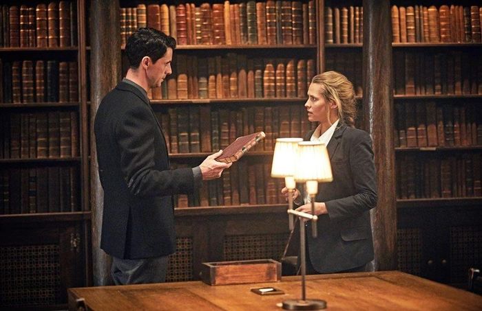  Không chỉ Harry Potter, Duke Humfrey còn gắn với một tác phẩm mang màu sắc phép thuật khác là A Discovery of Witches. Loạt phim lấy thư viện lịch sử này làm nguồn cảm hứng cho bối cảnh và xây dựng đây là nơi Diana và Mathew gặp nhau lần đầu. Tuy nhiên, các cảnh phim thực tế không được quay bên trong Duke Humfrey. Ê-kíp đã tái tạo thư viện theo đúng kích thước tại Bad Wolf Studios ở Cardiff để thực hiện bộ phim này. 