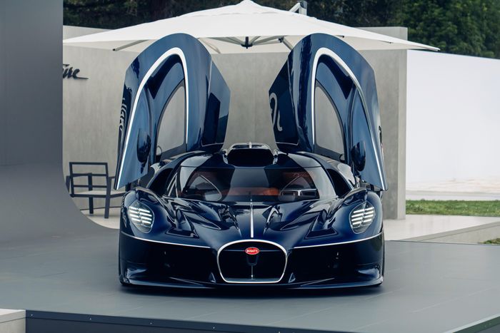  Thay vì cơ cấu cửa mở ngang như Chiron, mẫu hypercar này có cơ cấu mở cửa nhị diện kiểu cánh bướm tương tự Bugatti Bolide, đồng thời cụm đèn pha cũng được tinh chỉnh lại. 