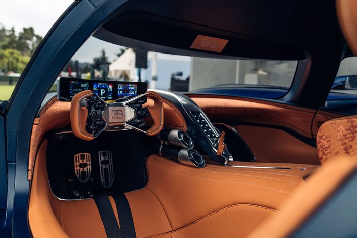  Mặc dù vẫn giữ những đặc trưng từ mẫu xe đua Bolide, Bugatti Destrier được thiết kế theo phong cách sang trọng cổ điển dựa trên kỹ thuật của thời trang cao cấp haute couture. 