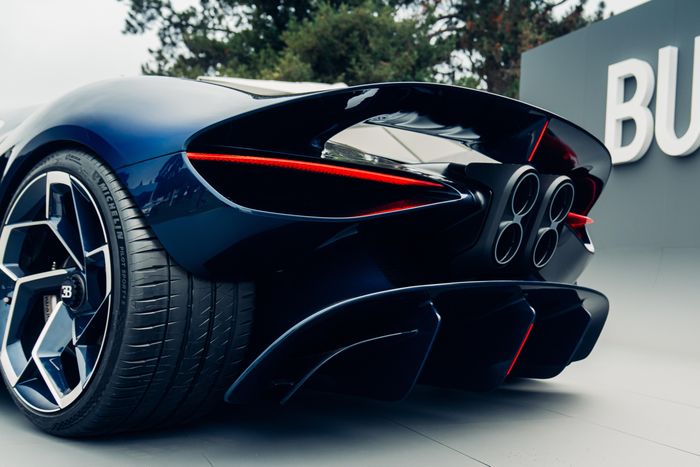  Cánh gió sau cỡ lớn và vây cá mập của Bolide đã được thay bằng cánh gió tích hợp kiểu Chiron Profilée, giúp xe có ngoại hình thanh lịch hơn nhưng vẫn giữ triết lý khí động học. 