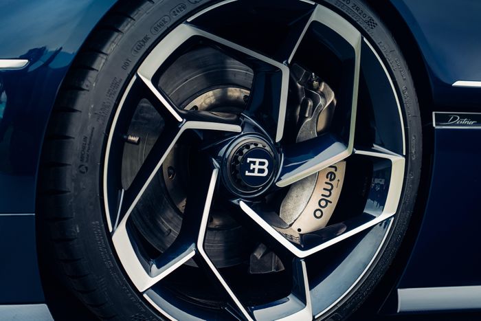  Mẫu hypercar này sử dụng bộ mâm kích thước 20 inch phía trước và 21 inch phía sau, lớn hơn đáng kể so với Bolide, góp phần tôn lên tỷ lệ thân xe chỉ cao khoảng 1 m. 
