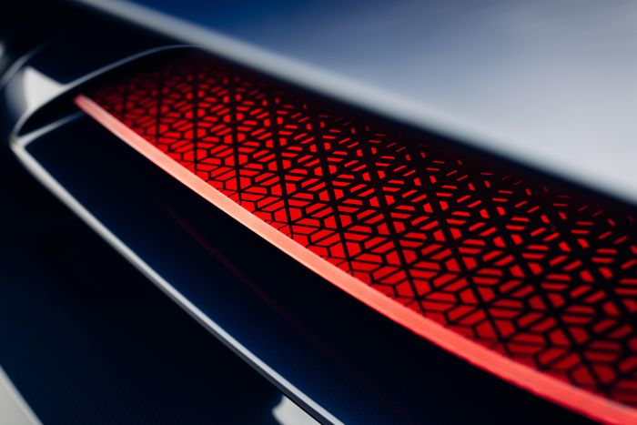  Thay vì thiết kế hệ thống đèn hậu LED dạng chữ X như Bolide, chi tiết này của Bugatti Destrier được thiết kế tối giản với các họa tiết tham số, đồng bộ với thiết kế cụm đèn pha. 