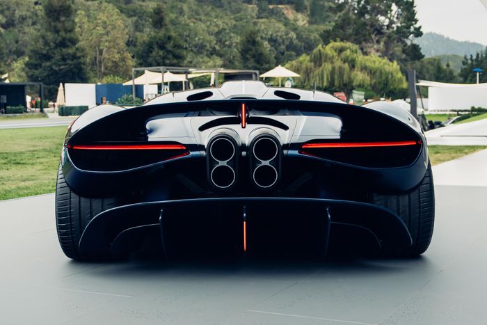 Sau đó, chủ nhân chiếc Destrier cùng các chủ xe Bugatti khác tham gia hành trình Bugatti Petit Tour dọc bán đảo Monterey và bờ biển California, từ Spanish Bay đến Big Sur rồi quay về Pebble Beach. 