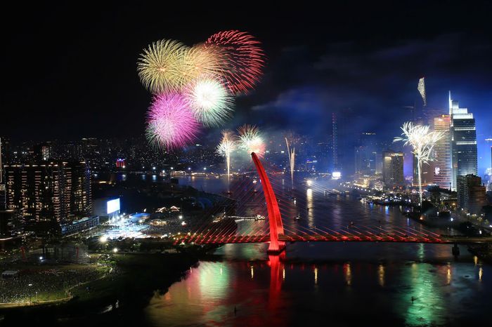 Pháo hoa tại đầu đường hầm sông Sài Gòn dịp 30/4-1/5 năm 2025. Ảnh: Quỳnh Danh.