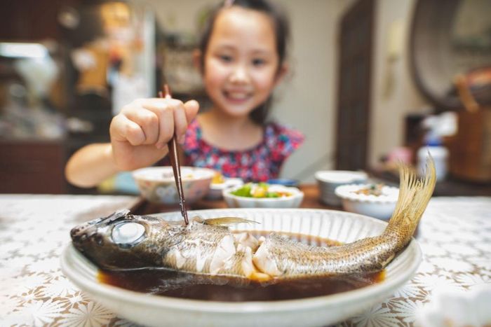Cá rất giàu dinh dưỡng có lợi cho sức khỏe, trí tuệ và cảm xúc của trẻ trong giai đoạn phát triển. Ảnh: Shutterstock.