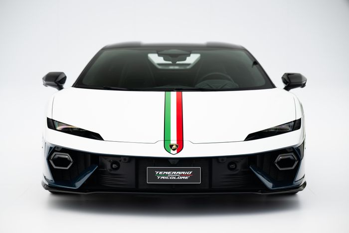  Siêu xe mang màu sơn trắng, kết hợp cùng bộ tem "Tricolore" lấy cảm hứng từ quốc kỳ Italy. Lamborghini Temerario Tricolore vẫn trang bị động cơ V8 twin-turbo 4.0L kết hợp cùng 3 động cơ điện, cho ra công suất tổng hợp 920 mã lực. 