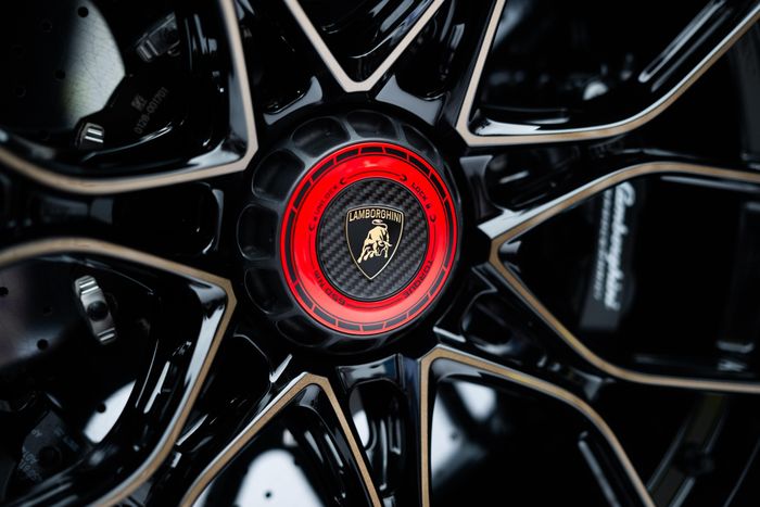  Lamborghini Revuelto SV vẫn được trang bị động cơ V12 hút khí tự nhiên 6.5L công suất 825 mã lực. Kết hợp cùng 3 động cơ điện, công suất tối đa đạt mức 1.065 mã lực. 