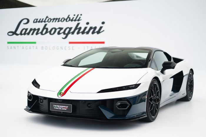  Cũng tại sự kiện này, hãng đã mang đến chiếc Lamborghini Temerario Tricolore, vốn là một sản phẩm của bộ phận cá nhân hóa Ad Personam nhằm tri ân cho di sản "Made in Italy". 
