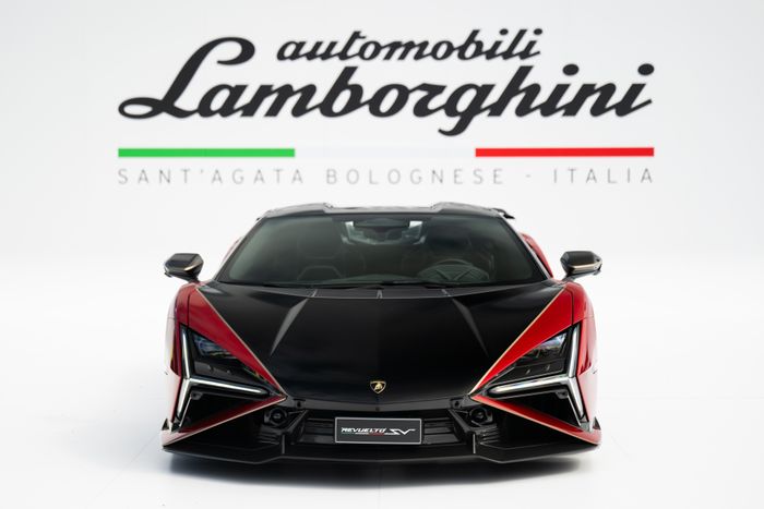  Năm nay, vị trí "spotlight" của thương hiệu siêu xe đến từ Italy chính là mẫu Lamborghini Revuelto SV, vốn chỉ được sản xuất giới hạn 1.963 chiếc trên toàn cầu. 