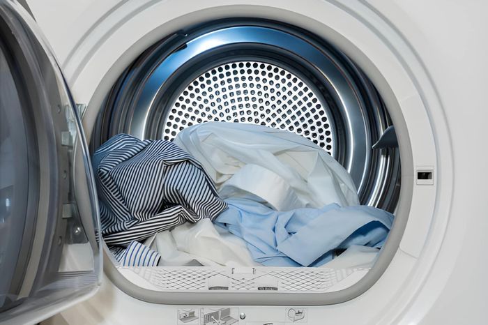 Cặn bẩn và hơi ẩm tích tụ trong lồng sấy có thể khiến quần áo xuất hiện mùi sau khi hoàn tất chu trình. Ảnh: iStock.