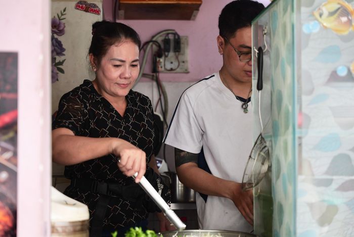  Duy (21 tuổi), con trai của chị Thúy, phụ giúp mẹ vào buổi sáng. 