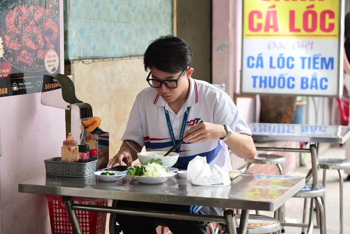  Nam Chung, một khách hàng thường ghé quán mỗi tuần, cho rằng bánh canh cá lóc thích hợp làm ấm bụng buổi sáng. 