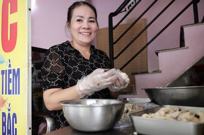  Dù quán không còn đông khách như trước, chị Thúy cảm thấy vui vì vẫn có nhiều khách quen thường xuyên ghé quán.