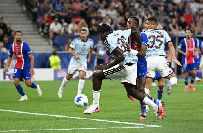 Brian Madjo khiến Marquinhos và Willian Pacho gặp nhiều khó khăn trong trận chính thức đầu tiên cho Aston Villa dù mới 17 tuổi.