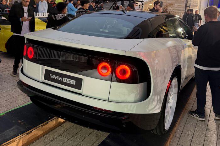  Ngoại thất của siêu xe Ferrari Luce đầu tiên được định hình bởi lớp sơn trắng Madreperla Semi-Gloss độc quyền, giữ được độ sâu và độ bóng của hiệu ứng ngọc trai. 