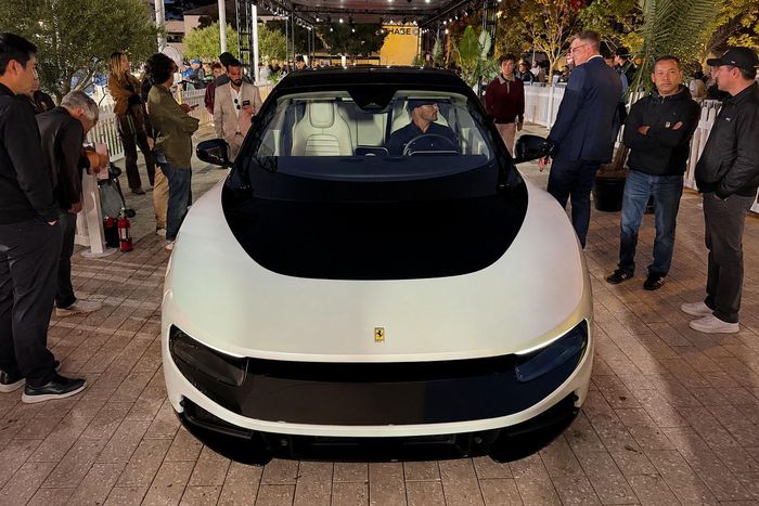  Ferrari Luce Tailor Made "Chassis 0" vẫn sử dụng 4 động cơ điện độc lập tại từng bánh trên nền tảng 800 V, công suất tối đa 1.050 mã lực và mô-men xoắn cực đại 990 Nm. 