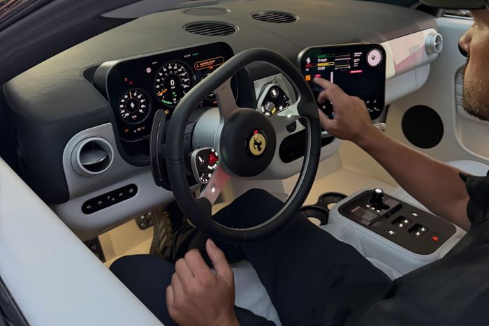  Nội thất của chiếc Ferrari Luce đầu tiên sử dụng da Le Mans màu Perla được tuyển chọn từ Thụy Sĩ, một chất liệu độc quyền được phát triển cho chương trình Ferrari Tailor Made. 