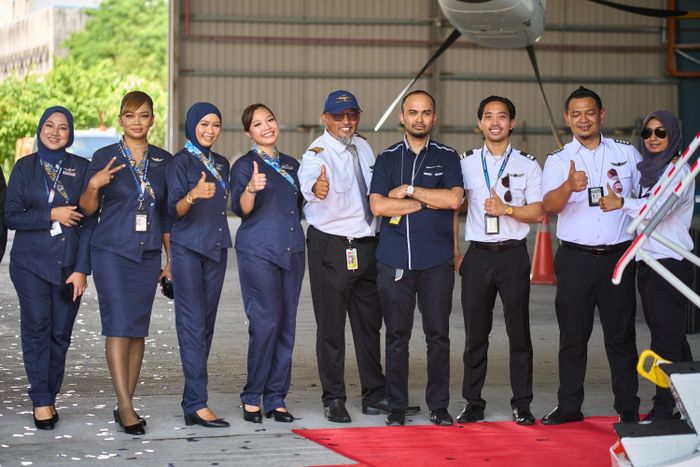  Đội ngũ phi công, tiếp viên hàng không của hãng Berjaya Air. Ảnh: Châu Sa. 