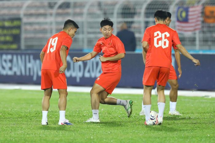 Dàn sao tuyển Việt Nam khởi động. Ảnh: Minh Chiến.