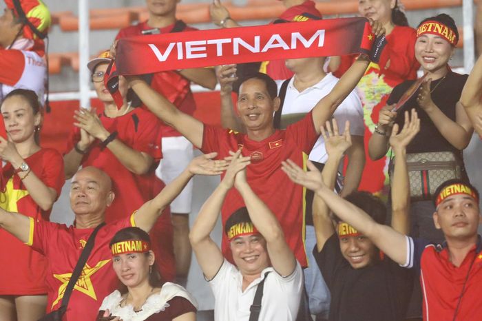 Không khí sôi động trước giờ bóng lăn. Ảnh: Minh Chiến.