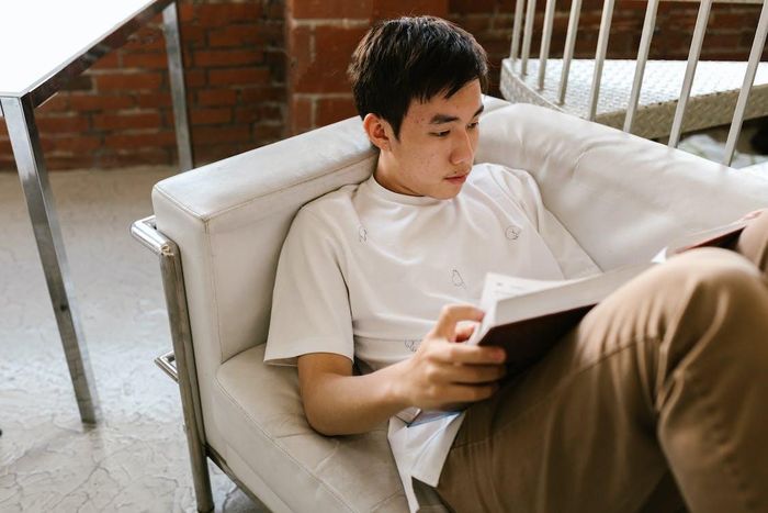  Duy trì thói quen đọc sách trong thời đại số mang lại nhiều lợi ích cho công việc. Ảnh: Pexels.