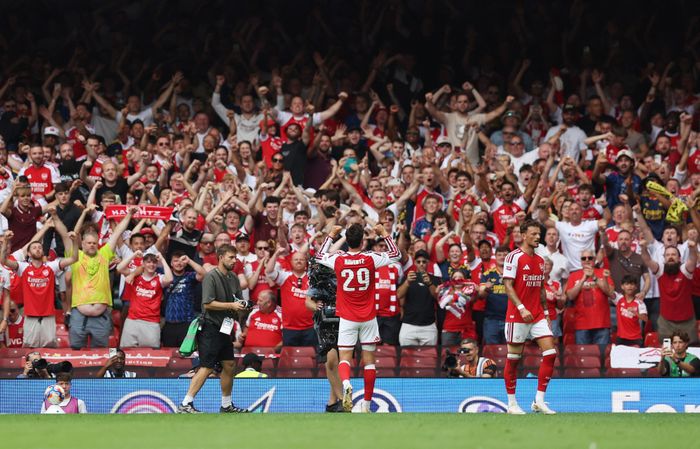 Arsenal sớm dẫn trước Man City 2 bàn.