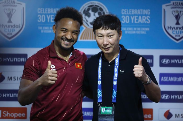  Xuân Son (trái) cười rạng rỡ bên ông Kim sau thắng lợi 2-0, coi như đặt một chân vào chung kết. Ảnh: Minh Chiến. 