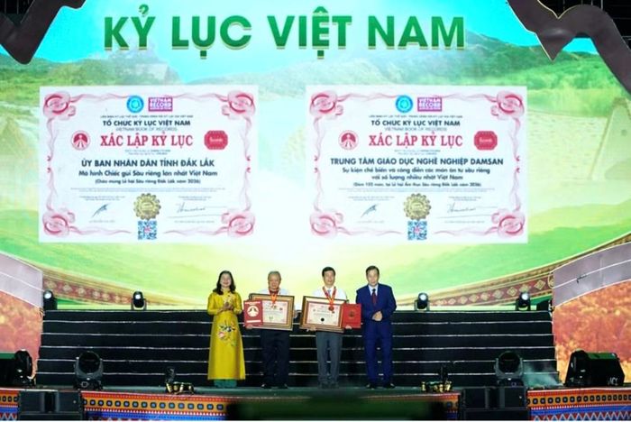 BTC công bố và vinh danh 2 kỷ lục Việt Nam