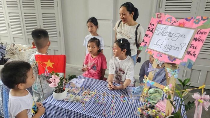 Các bạn nhỏ trực tiếp làm tất cả các khâu như một “thương gia nhí” thực thụ, có sự hỗ trợ của phụ huynh