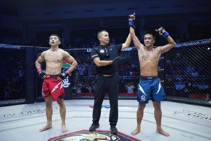 Nhà vô địch Muay Thế giới Lê Hoàng Đức áp đảo tài năng trẻ Võ Tiến Đạt hoàn toàn trong toàn bộ trận đấu