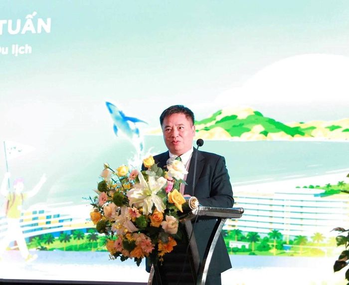 Ông Nguyễn Anh Tuấn, Viện trưởng Viện Kinh tế Du lịch trình bày báo cáo đề dẫn