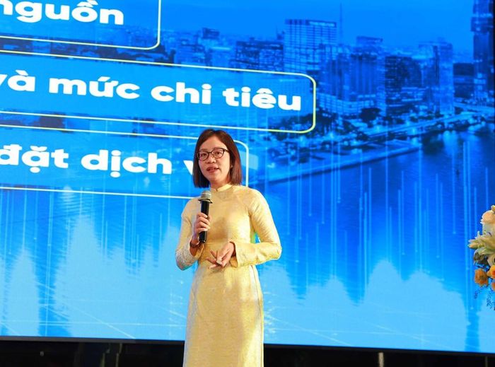 Bà Đoàn Thanh Trà, Phó Tổng giám đốc Công ty TNHH MTV Dịch vụ Lữ hành Saigon Tourist trình bày vấn đề về vai trò của doanh nghiệp lữ hành trong thiết kế sản phẩm và tổ chức dòng khách inbound